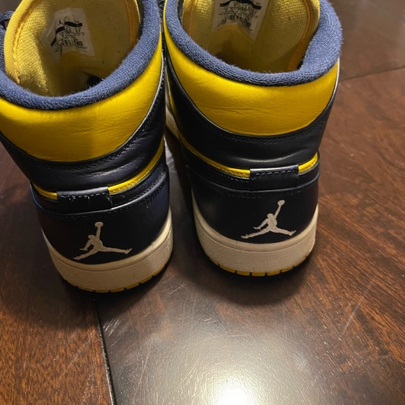 Air Jordan 1 Michigan Mid Size 9. Used No Box - Picture 4 of 5